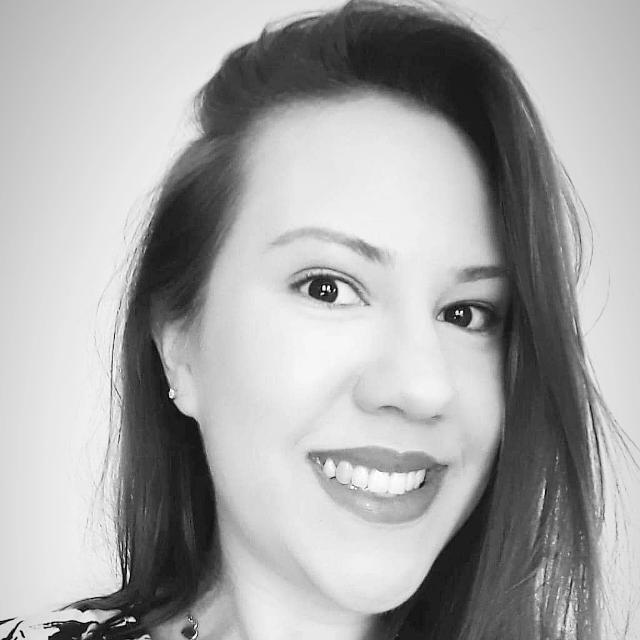 Retrato de Ana Clara, Assessora de Investimentos da FINHAUS